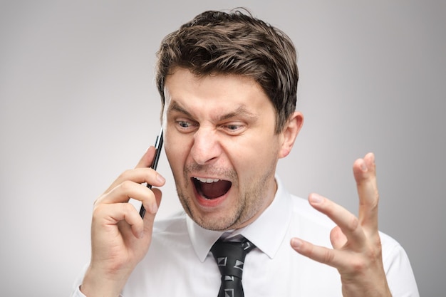 Boze man die telefonisch tegen de klant schreeuwde agressieve baas die werknemer belde die zijn werk niet afmaakte