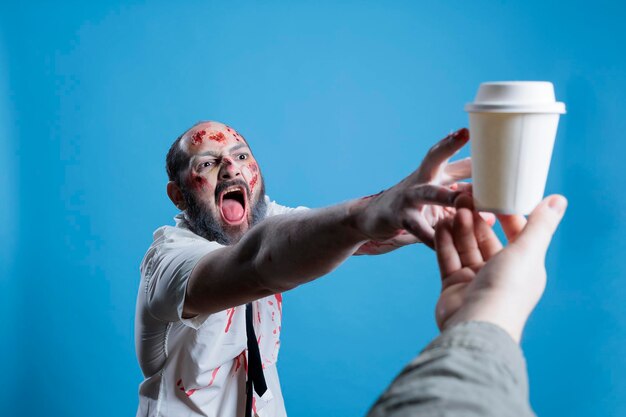 Boze man eist koffie schreeuwend lijdt aan verslaving studio achtergrond