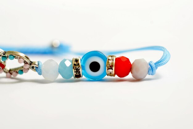 Boze oog kinderen zomerarmband Mediterrane mensen geloofden dat het boze oog kwade dingen weghoudt. Geïsoleerd op de witte achtergrond