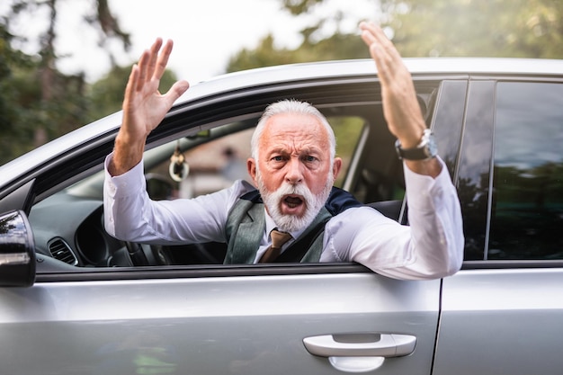 Boze senior man ruzie na auto-ongeluk.