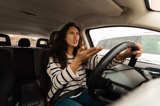 Boze vrouw in auto die tegen iemand schreeuwt