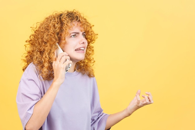 Boze vrouw praat met de mobiele telefoon