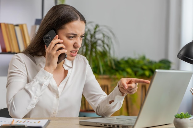Boze zakenman CEO maakt laptop telefoongesprek thuis kantoor ruzie conflict onderhandeling