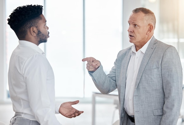 Foto boze zakenman executive en vinger wijzen naar conflictfout of kpi mislukken corporate baas ceo of manager ongelukkig gefrustreerd of stressgevecht met werknemer voor slechte baan of loopbaanbeoordelingsresultaten