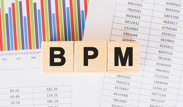 ウッドブロックに書かれたbpmの言葉。テーブル、コンセプトに関するよくある質問のテキスト。