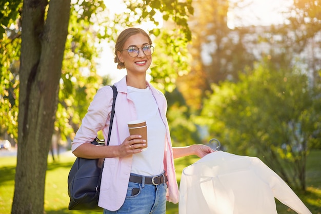 Bportrait vrouw met kopje koffie