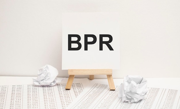 BPR Business process re-engineering acroniem op houten kubussen op kolommen van getallen achtergrond BPR acroniem op houten kubussen Achtergronddocument met getallen bedrijfsconcept