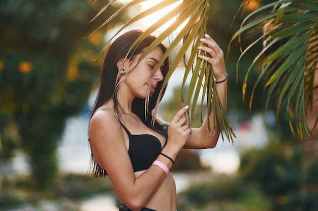 In reggiseno bella giovane donna è all'aperto durante il giorno soleggiato concetto di vacanza