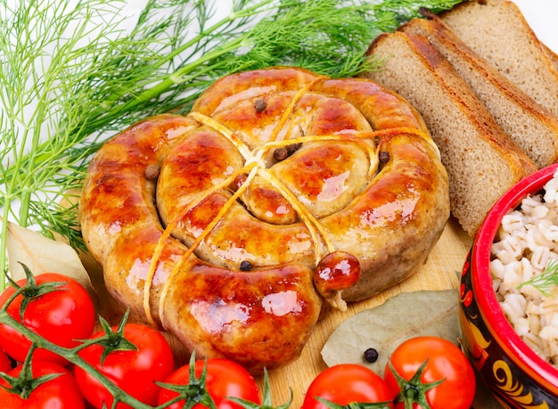 Braadworst met brood, tomaten en kruiden