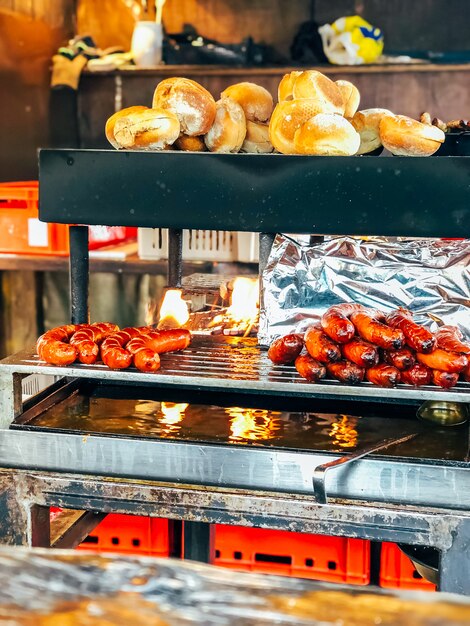 Braadworstworsten en brood bij de grill