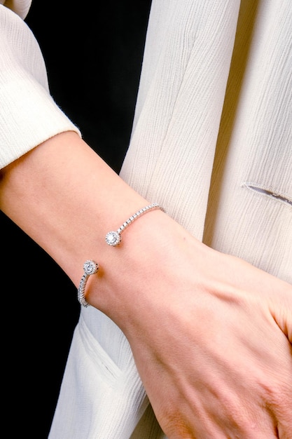 Photo a bracelet with a diamond on it is on a wrist