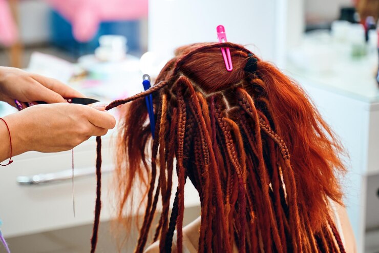 Braiding process plait with colored kanekalon girl hairdresser weaves woman ginger dreadlocks and cu...