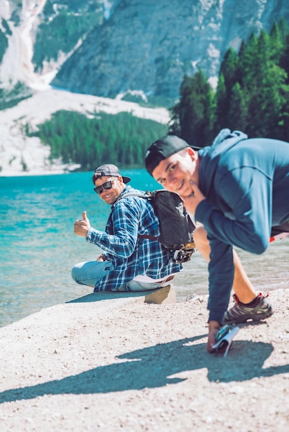 ブラーイエス、イタリア-2019年6月13日：山の湖のビーチで友達の写真。夏の時間