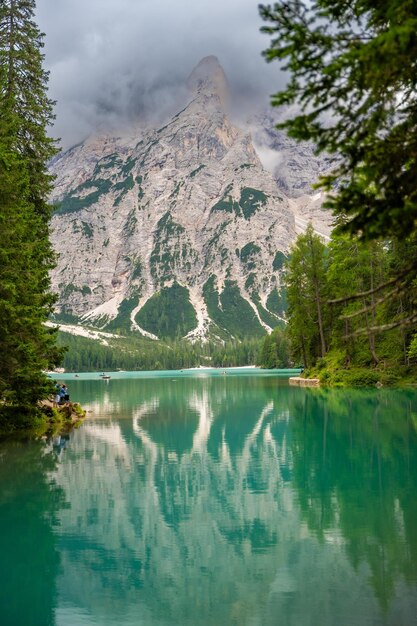 Braies meer omringd door dennenbossen en de rotsachtige bergketens van de Dolomieten op bewolkte dagen in Italië