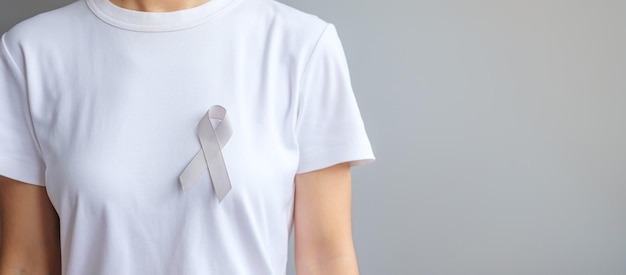 Лента серого цвета месяца осведомленности о раке мозга для поддержки людей, живущих в сфере здравоохранения и концепции Всемирного дня борьбы с раком