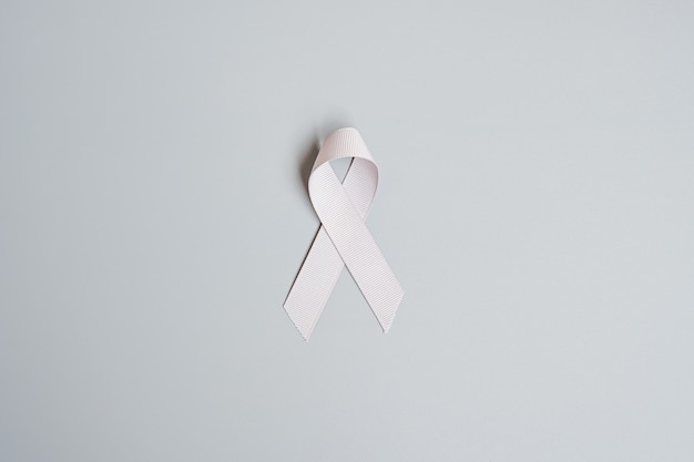 Brain Cancer Awareness Month, grijs kleurenlint voor het ondersteunen van mensen die leven. Gezondheidszorg en Wereldkankerdag concept