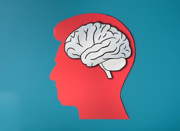 人間の脳が描いた脳疾患のシンボルコピースペースで背景に引き裂かれたフォームペーパー