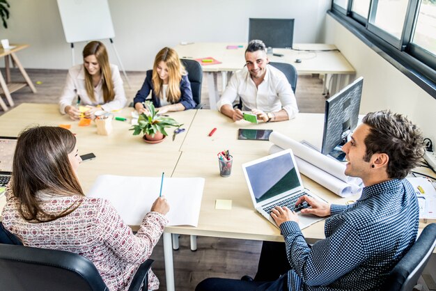 Brainstormen in een startup kantoor