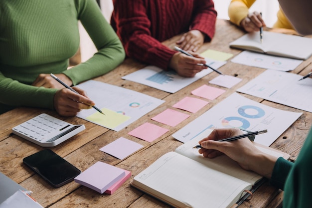 Brainstormen Samenwerking en succesvolle partnerschapsanalyse door jonge Aziatische zakenmensen die in een kantoorwerkruimte werken