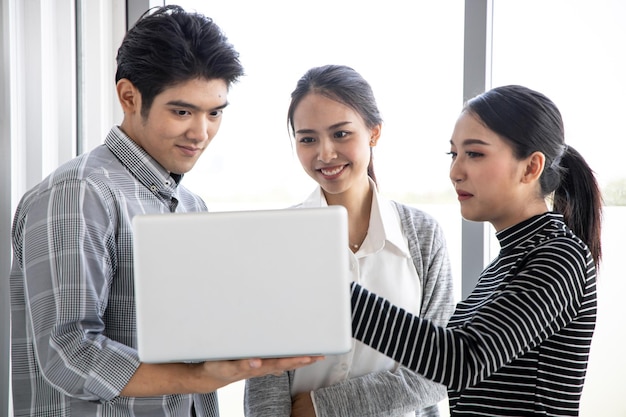 Brainstormgroep zakenmensen aan het werk