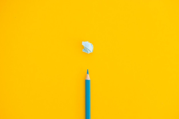 Foto concetto di brainstorming con una carta stropicciata e una matita posa piatta