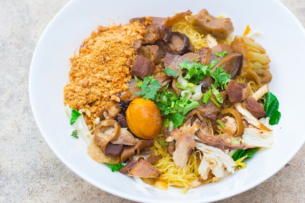手羽先のゴーヤ煮込みは、タイ風の屋台の麺です。落花生、椎茸、ゆで卵黄、コリアンダーのみじん切り、胡椒を加えます。