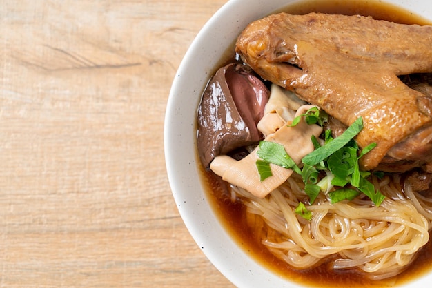 갈색 수프를 곁들인 찐 오리 국수 - 아시아 음식 스타일