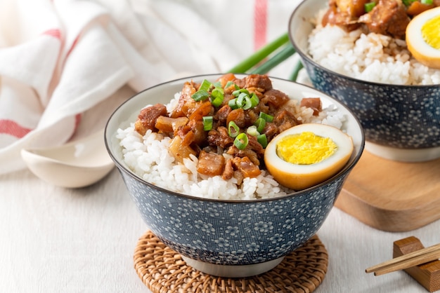 찐 고기 밥, 대만에서 밥 위에 끓인 돼지 고기를 닫습니다. 대만의 유명한 전통 길거리 음식 진미.