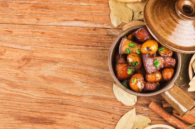 Brasato di maiale con castagne, cibo cinese