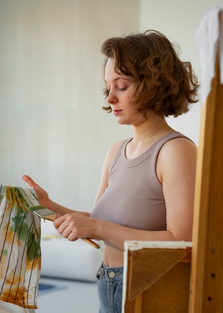 Foto braless vrouw die binnen werkt