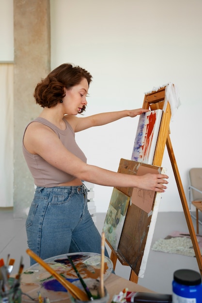 Braless vrouw die binnen werkt