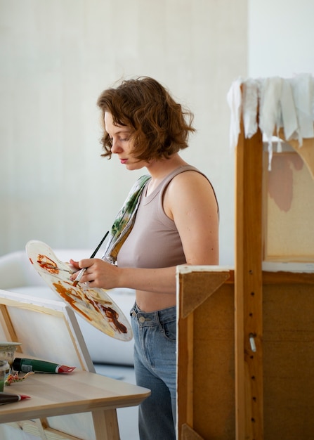 Photo braless woman working indoor