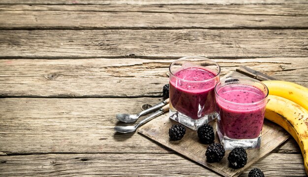 Bramen verse smoothie. Op een houten tafel.