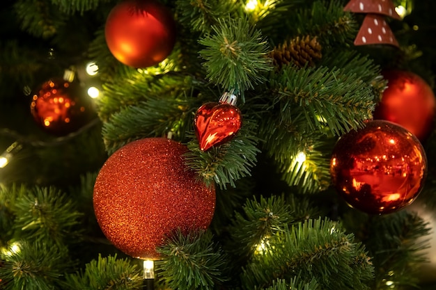 おもちゃで赤いボールで飾られたクリスマスツリーの枝