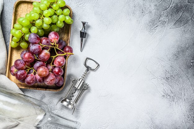 A branch of green and red grape