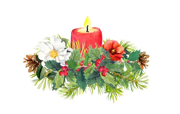 Rami di albero di natale, candela, pianta di agrifoglio, composizione di fiori