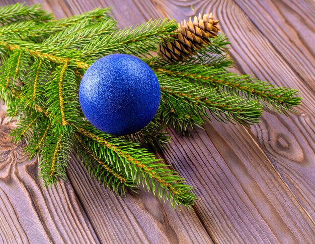 青いボールで飾られたクリスマスツリーの枝