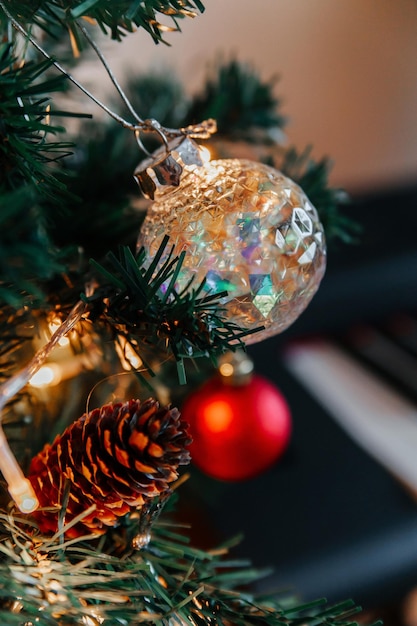 ピアノの鍵盤の背景に飾られたクリスマス ツリーの枝