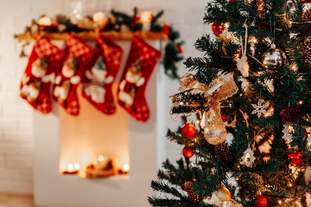 Foto rami di un albero di natale decorato e un camino sullo sfondo