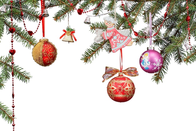 흰색 격리된 배경에 공, 종 및 기타 크리스마스 장식이 있는 전나무 가지