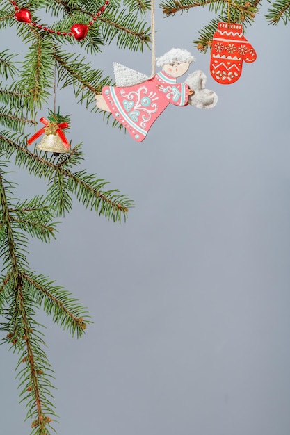 クリスマス飾りとモミの木の枝