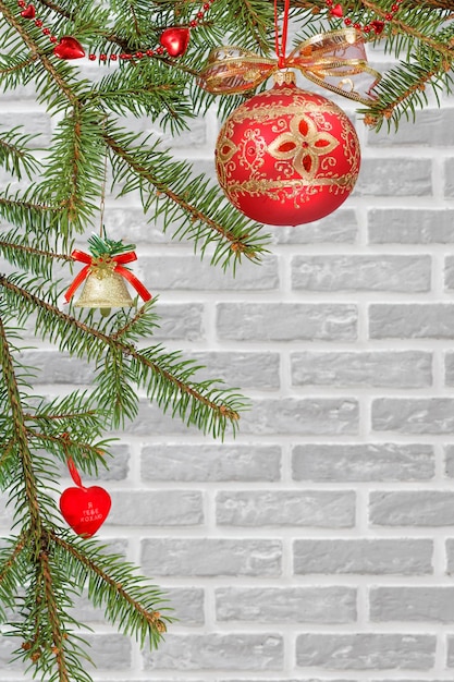 クリスマス飾りとモミの木の枝