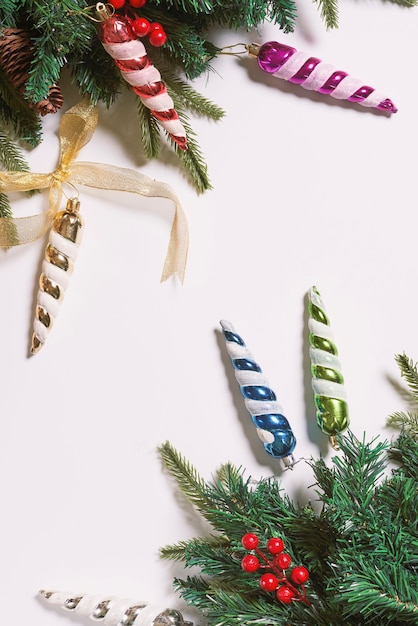 白の松ぼっくりとクリスマスのおもちゃの装飾とトウヒの木の枝