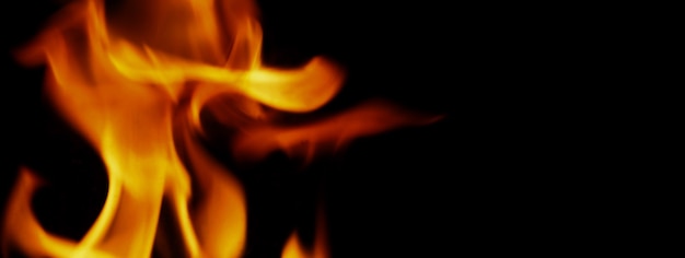 Brand achtergrond. abstracte brandende vlam en zwarte achtergrond. staat voor de kracht van verbranding verwijst naar hitte pittige verleidelijke sensuele of brandende brandstoffen. brand incidenten branden vernietigt alles.