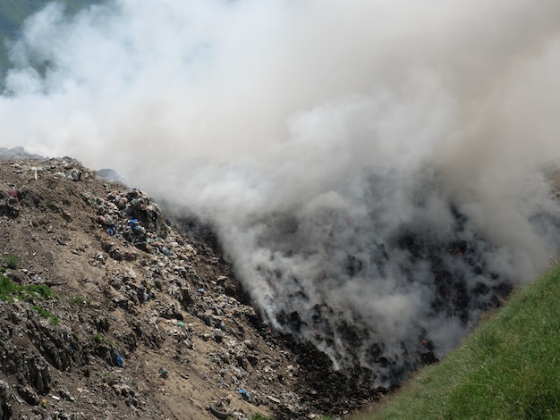 Foto brand bij een huisvuilstortplaats. milieuvervuiling, ramp.