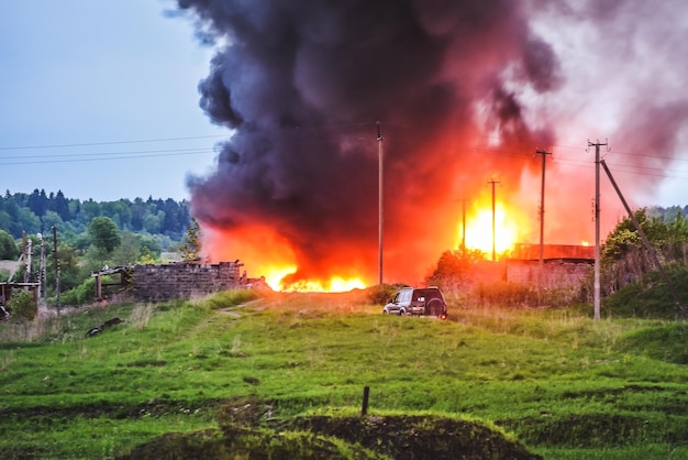 Brand in het dorp bij warm weer