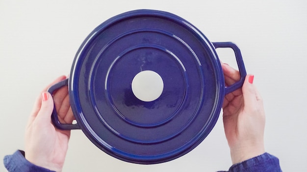 Photo brand new enameled cast iron covered dutch oven on a white background.