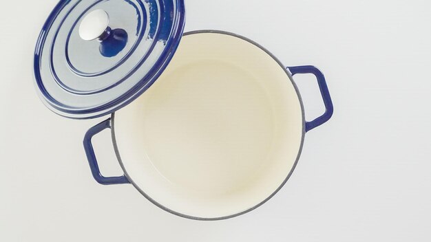 Photo brand new enameled cast iron covered dutch oven on a white background.