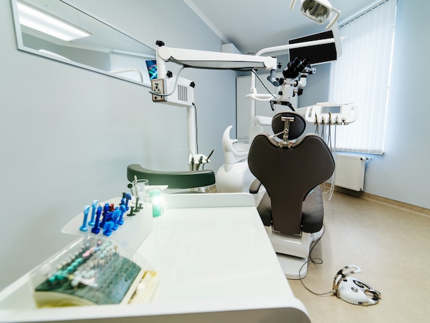 Studio medico nuovissimo. sala dentista avanzata con microscopio. attrezzatura professionale da stomatologo.