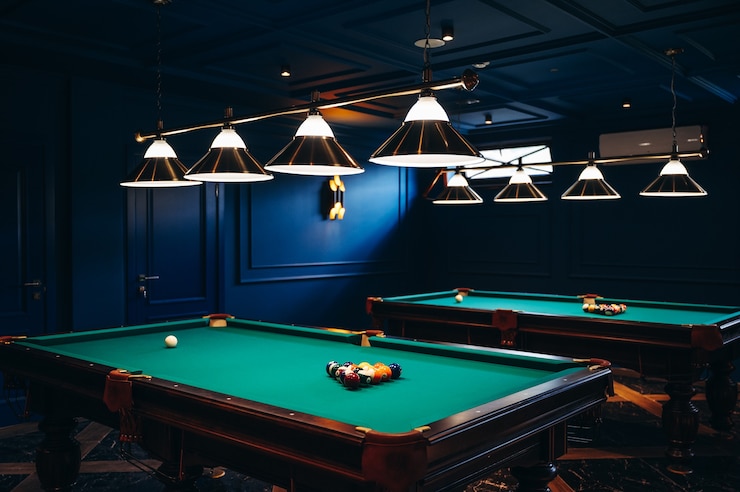 Photo brand new and modern billiard room